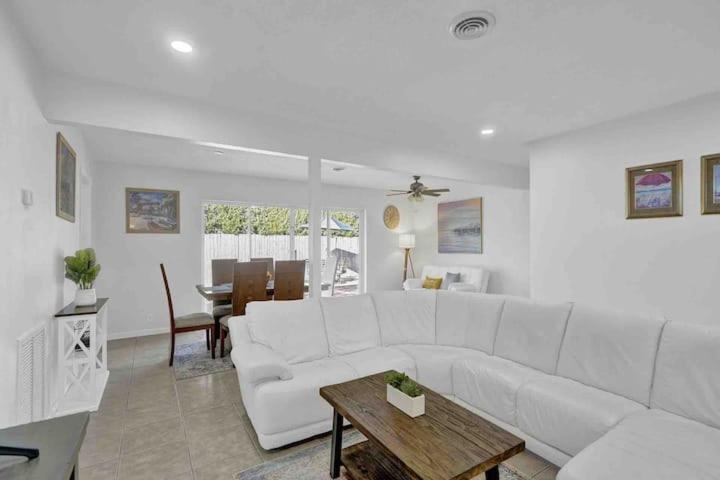 Beautiful 4 Bedrooms/Pool/Walk To Beach 데어필드 비치 외부 사진